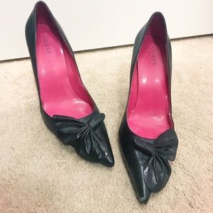 Guess black pumps
